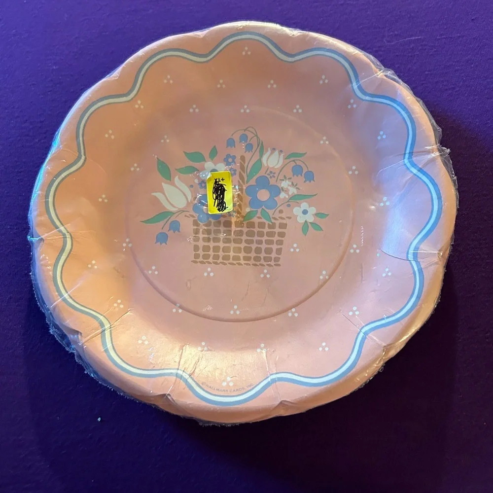 💜 CLEARANCE 2/5 AMBASSADOR VTG NWT Set of 8 paper dessert plates.